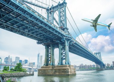 Uçak New York ve Manhattan Bridge uçuyor