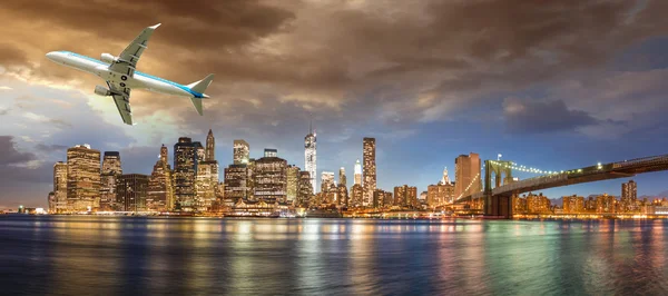 Aircraft over New York City - Tourism and vacation concept — Stock Photo, Image