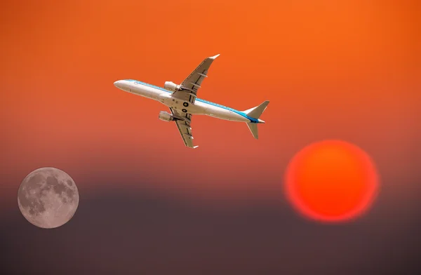 Samolot podróży między słońce i księżyc — Zdjęcie stockowe