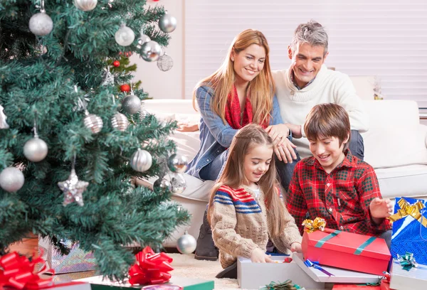 Familie feiert Weihnachten — Stockfoto