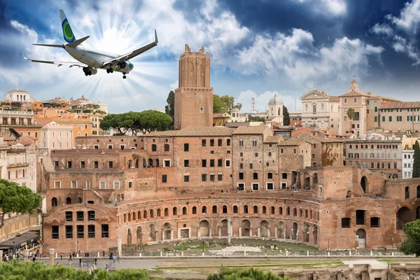 Avion sur les Forums Impériaux à Rome — Photo