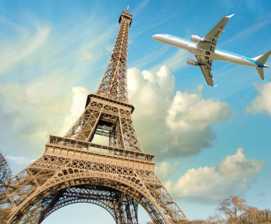 Eyfel Kulesi Paris uçuyor uçak