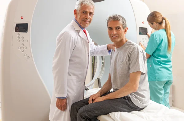 Hasta geçiren MRI tarama — Stok fotoğraf