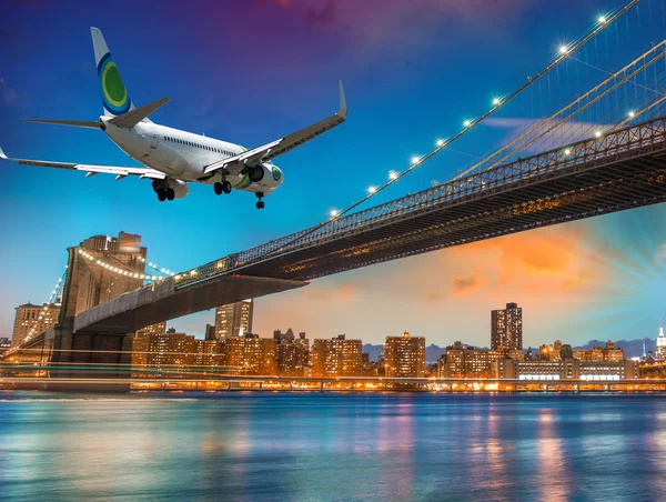 Αεροπλάνο διερχόμενες πτήσεις από γέφυρα του Μπρούκλιν — Φωτογραφία Αρχείου