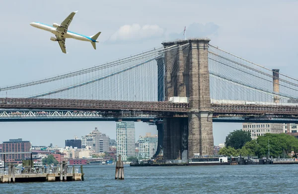 Αεροσκάφη πάνω από την γέφυρα του Μπρούκλιν, Νέα Υόρκη — Φωτογραφία Αρχείου