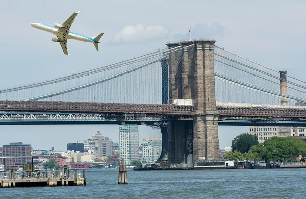 Aeronaves sobre a ponte de Brooklyn, Nova York — Fotografia de Stock