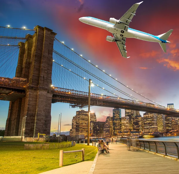 Aeronaves sobre a ponte de Brooklyn, Nova York — Fotografia de Stock