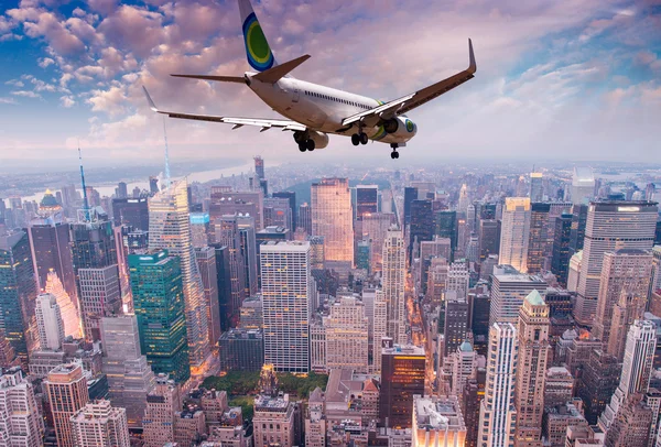 Letadlo přelétá nad New York City — Stock fotografie