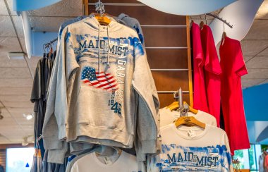 Niagara Şelalesi, ABD - 5 Ağustos 2024: Maid of the Mist hakkındaki gömlekler indirimde. 