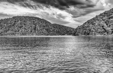 Surin Ulusal Parkı 'nda el değmemiş doğayla çevrili el değmemiş turkuaz deniz..