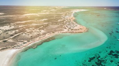 Mercan resifi ve tropikal deniz manzaralı Coral Bay Batı Avustralya 'nın panoramik hava manzarası.