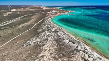 Coral Bay kıyı şeridinin insansız hava görüntüsü temiz mavi suları ve WA 'daki kumlu sahili gösteriyor..