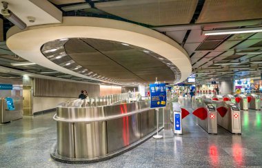 Singapur - 19 Ağustos 2023: Singapur 'daki modern metro istasyonu.