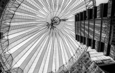 Berlin, Almanya - 25 Temmuz 2016: Berlin 'deki Potsdamer Platz' daki Das Center 'ın iç görünümü modern tasarım ve alışveriş alanlarını gözler önüne seriyor.