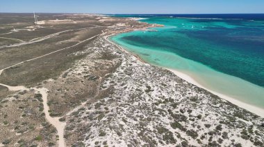Batı Avustralya 'daki Mercan Körfezi ve sahil manzarası turkuaz okyanus ve beyaz kumla kaplı..