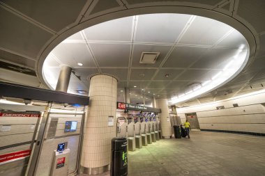 New York Şehri - 13 Haziran 2025: New York metro istasyonunun modern yapısı.