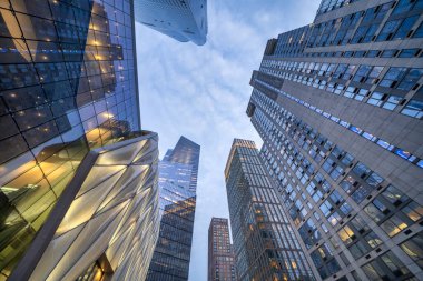 Manhattan 'ın Hudson Yarda binalarının düşük açılı çekimleri modern mimariyi ön plana çıkarıyor..