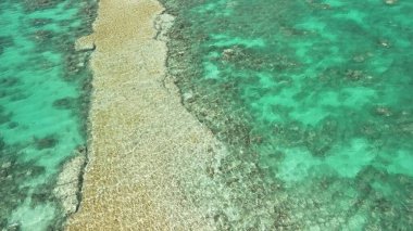 Batı Avustralya 'daki Mercan Körfezi ve sahil manzarası turkuaz okyanus ve beyaz kumla kaplı..
