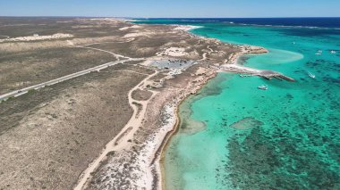 Batı Avustralya 'daki Mercan Körfezi ve sahil manzarası turkuaz okyanus ve beyaz kumla kaplı..