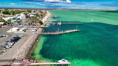 Güneşli bir günde kıyı şeridi ve turkuaz sularıyla Batı Avustralya 'daki Denham kasabasının hava manzarası..