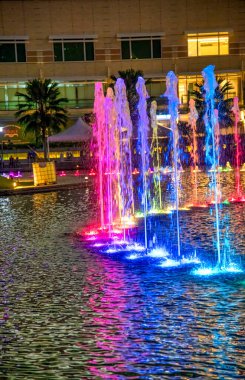 Kuala Lumpur, Malezya - 27 Aralık 2019 KLCC Parkı 'nda gece vakti yanan fıskiyelerle göz kamaştırıcı senfoni gölü su gösterisi.