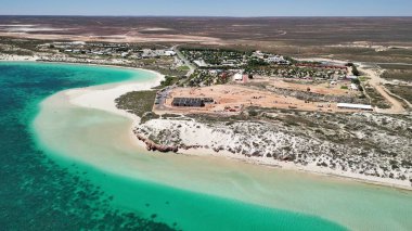 Batı Avustralya 'daki Mercan Körfezi ve sahil manzarası turkuaz okyanus ve beyaz kumla kaplı..