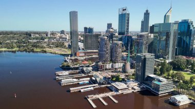 Perth 'in açık mavi gökyüzü ve güneşli gün yansımalarıyla Kuğu Nehri' nden gökyüzü manzarası.