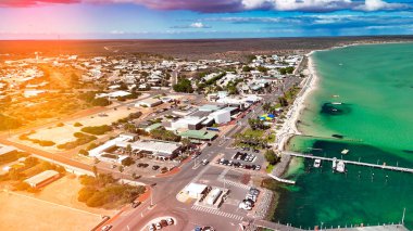 Denham WA 'nın parlak güneşli hava görüntüsü. Kasaba, okyanus ve kıyı manzarasını aydınlatıyor..