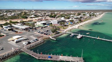 Güneşli bir günde kıyı şeridi ve turkuaz sularıyla Batı Avustralya 'daki Denham kasabasının hava manzarası..