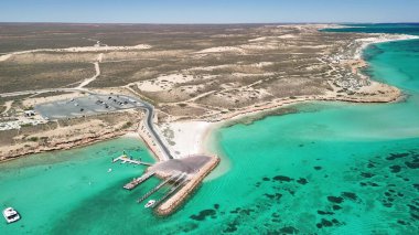 Mercan resifi ve tropikal deniz manzaralı Coral Bay Batı Avustralya 'nın panoramik hava manzarası.