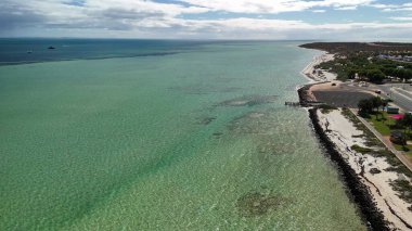 Güneşli bir günde kıyı şeridi ve turkuaz sularıyla Batı Avustralya 'daki Denham kasabasının hava manzarası..