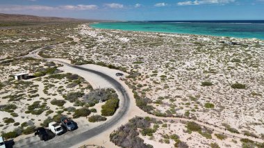 Dünya Savaşı 'ndaki Turkuaz Körfezi' nin resif, dalga ve tropikal manzaralı panoramik hava manzarası..