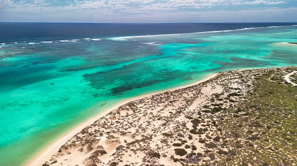 Osprey Körfezi WA 'nın panoramik hava manzarası. Parlak güneş ışığı altında tekne, resif ve manzaralı kıyı şeridi..