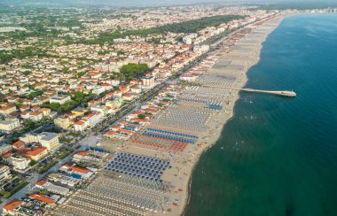 Yaz mevsiminde Lido di Camaiore ve Viareggio kıyılarının panoramik hava manzarası - Toskana, İtalya