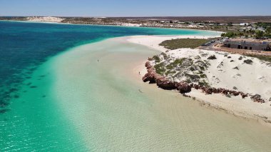 Batı Avustralya 'daki Mercan Körfezi ve sahil manzarası turkuaz okyanus ve beyaz kumla kaplı..