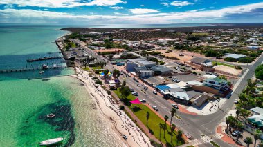 Güneşli bir günde kıyı şeridi ve turkuaz sularıyla Batı Avustralya 'daki Denham kasabasının hava manzarası..