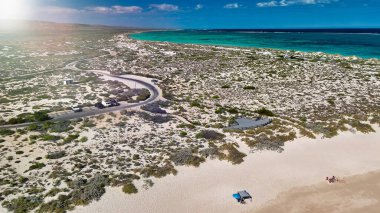 Dünya Savaşı 'ndaki Turkuaz Körfezi' nin resif, dalga ve tropikal manzaralı panoramik hava manzarası..