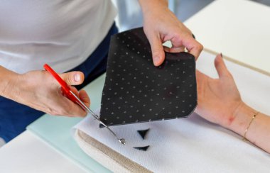 Kadın bir hastaya özel el desteği sağlayan bir fizyoterapistin yakın çekimi..