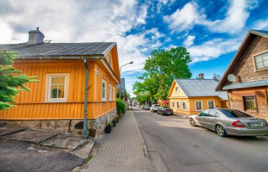 Trakai, Litvanya - 10 Temmuz 2017: Vilnius yakınlarındaki Galve Gölü 'ndeki Trakai Kalesi boyunca binalar.