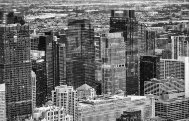 Chicago, IL - 27 Temmuz 2024: Geceleri Chicago gökdelenlerinin hava manzarası.