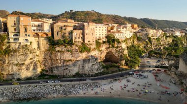 Calabrian kıyısı ve turkuaz deniz boyunca Tropea kasabasının insansız hava aracı görüntüsü..