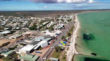 Güneşli bir günde kıyı şeridi ve turkuaz sularıyla Batı Avustralya 'daki Denham kasabasının hava manzarası..