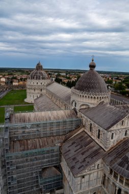 Piazza dei Miracoli, Toskana, İtalya 'daki Eğik Kule ve Katedralin Kuşbakışı Manzarası. 