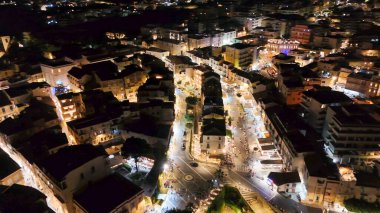 Tropea kasabasının ve kıyı şeridinin gece görüşü yaz boyunca insansız hava aracıyla aydınlatıldı..