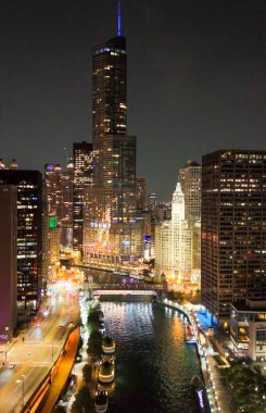 Chicago gökdelenleri nehri yansıtan nefes kesici gece havası..