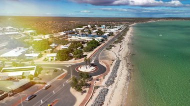 Denham WA 'nın insansız hava aracı panoraması liman, plajlar ve açık mavi gökyüzünü gösteriyor..