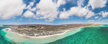 Batı Avustralya 'daki Coral Bay' in hava panoramik manzarası turkuaz suları ve kumlu plajları gösteriyor..