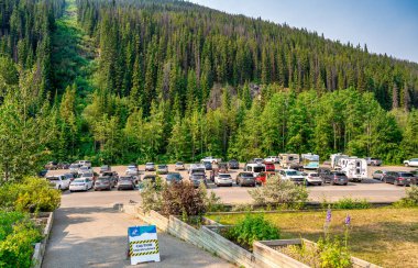 Jasper, Kanada - 18 Temmuz 2024: Jasper Skytram 'a giriş, Jasper Ulusal Parkları' nın büyüleyici manzarasının panoramik görüntülerini sunuyor. 