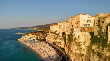 Calabrian kıyısı ve turkuaz deniz boyunca Tropea kasabasının insansız hava aracı görüntüsü..