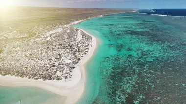 Exmouth 'taki Turkuaz Sahili' nin insansız hava aracı görüntüleri beyaz kum ve turkuaz okyanusu gösteriyor..
